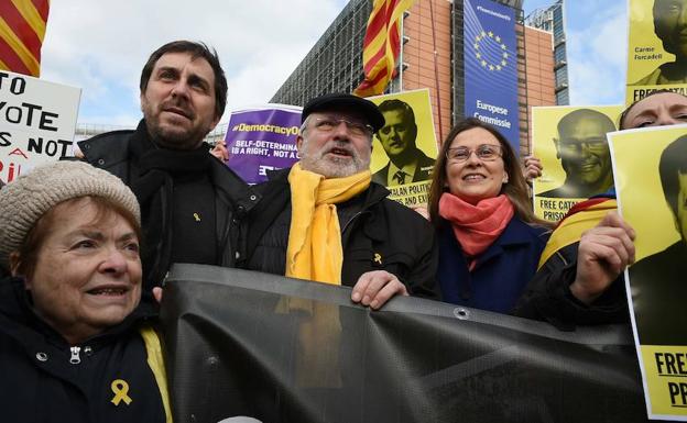 Toni Comin, Lluís Puig y Meritxell Serret se manifiestan en Bruselas con varios seguidores. 
