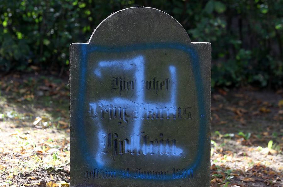 Esvástica aparecida sobre una lápida en un cementerio judío, en Alemania.