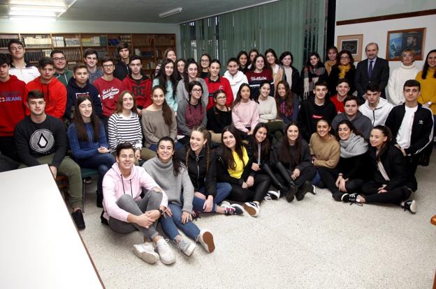 Fernando Robledo, gerente del Grupo Robledo, junto con estudiantes del Colegio Ntra. Sra. de La Paz en Torrelavega.