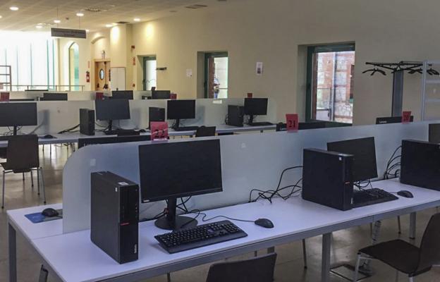 La sala de Información Electrónica e Internet de la Biblioteca Central de Cantabria, cerrada al público y con los ordenadores apagados. 