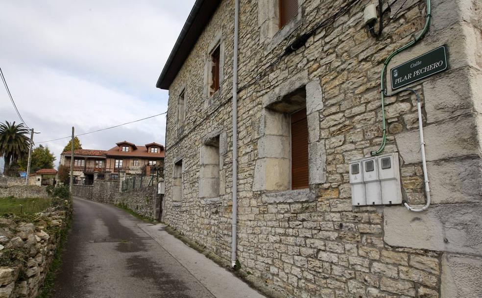 El camino a la casa de la víctima fue bautizado con su nombre. La placa de la calle Pilar Pechero está clavada en un lateral de la que era la casa del asesino.