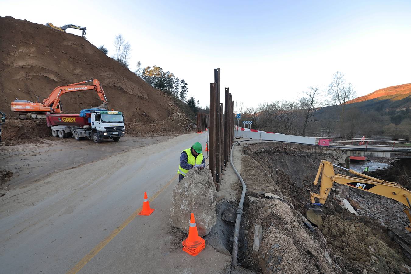 Fotos: Obras para restablecer el tráfico en la carretera afectada por el argayo de Ruente