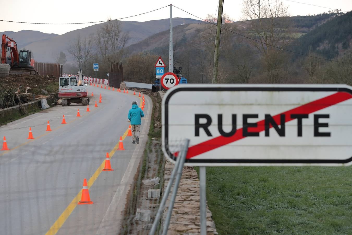 Fotos: Obras para restablecer el tráfico en la carretera afectada por el argayo de Ruente