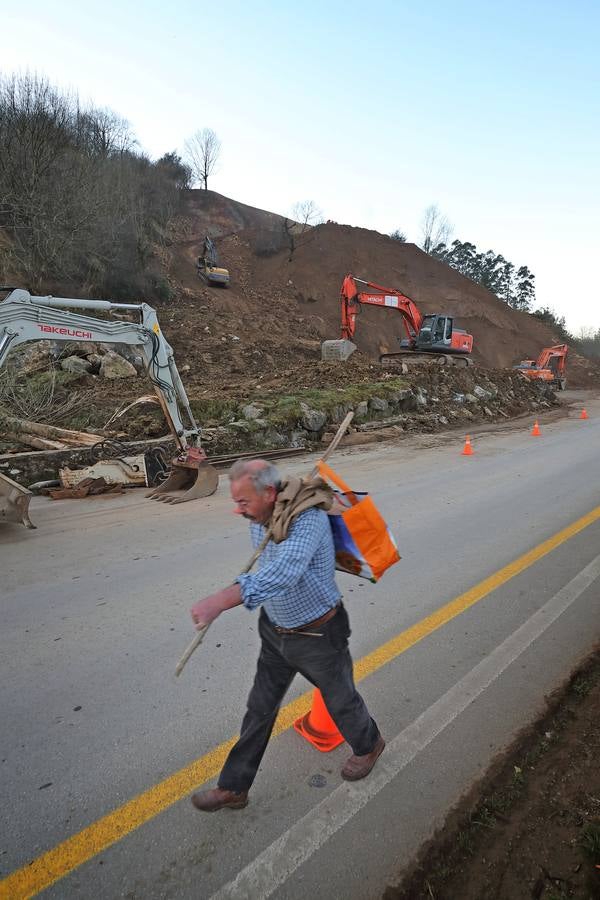 Fotos: Obras para restablecer el tráfico en la carretera afectada por el argayo de Ruente