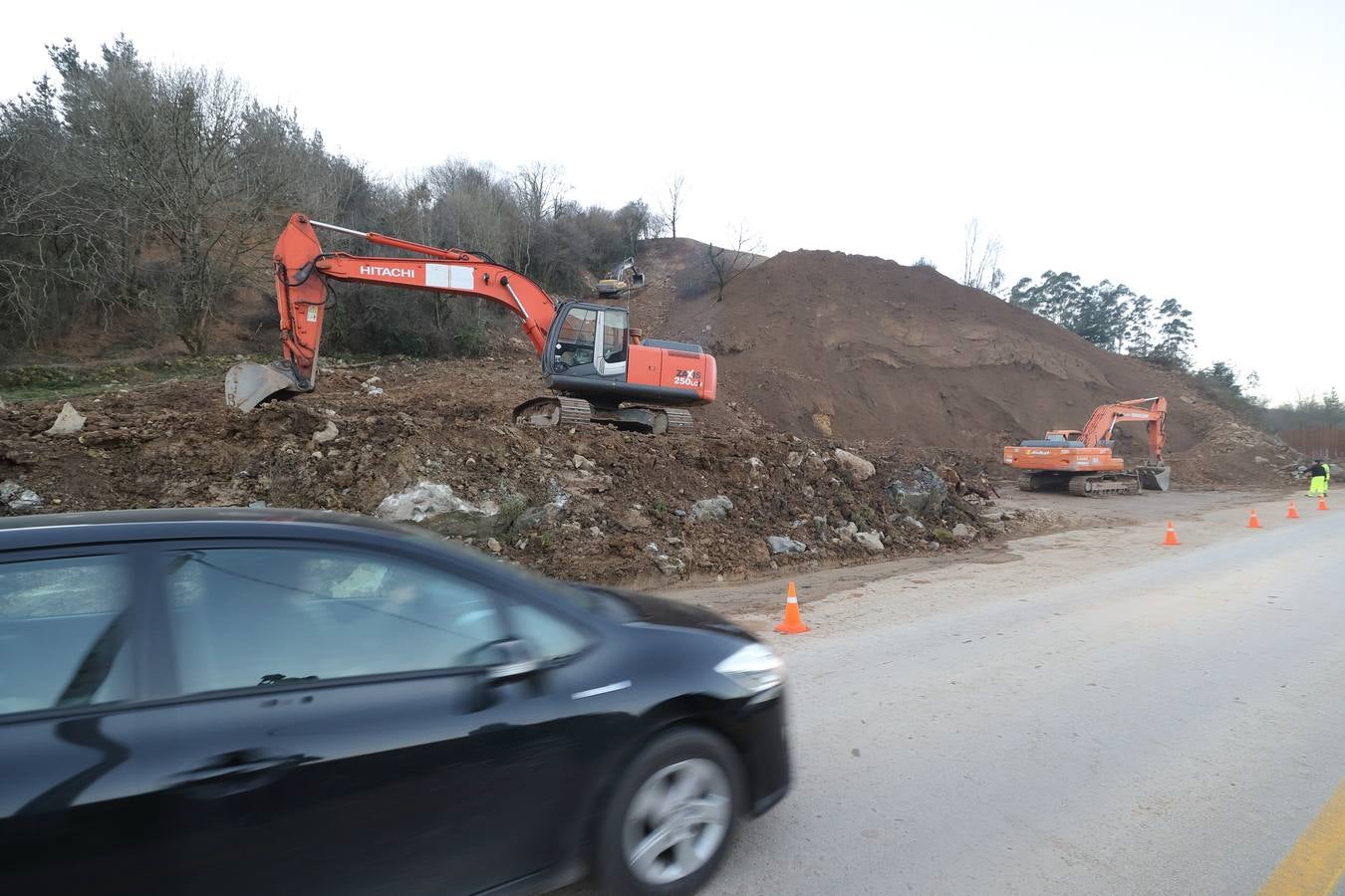 Fotos: Obras para restablecer el tráfico en la carretera afectada por el argayo de Ruente