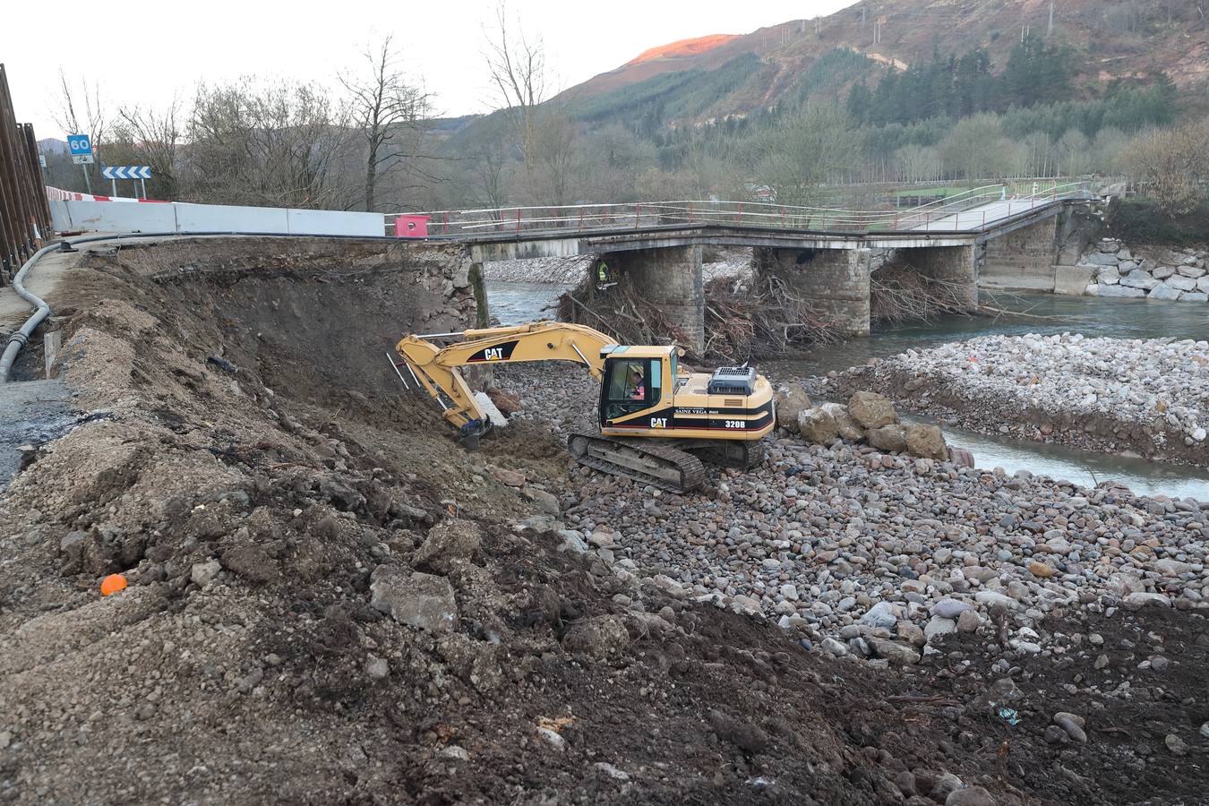 Fotos: Obras para restablecer el tráfico en la carretera afectada por el argayo de Ruente