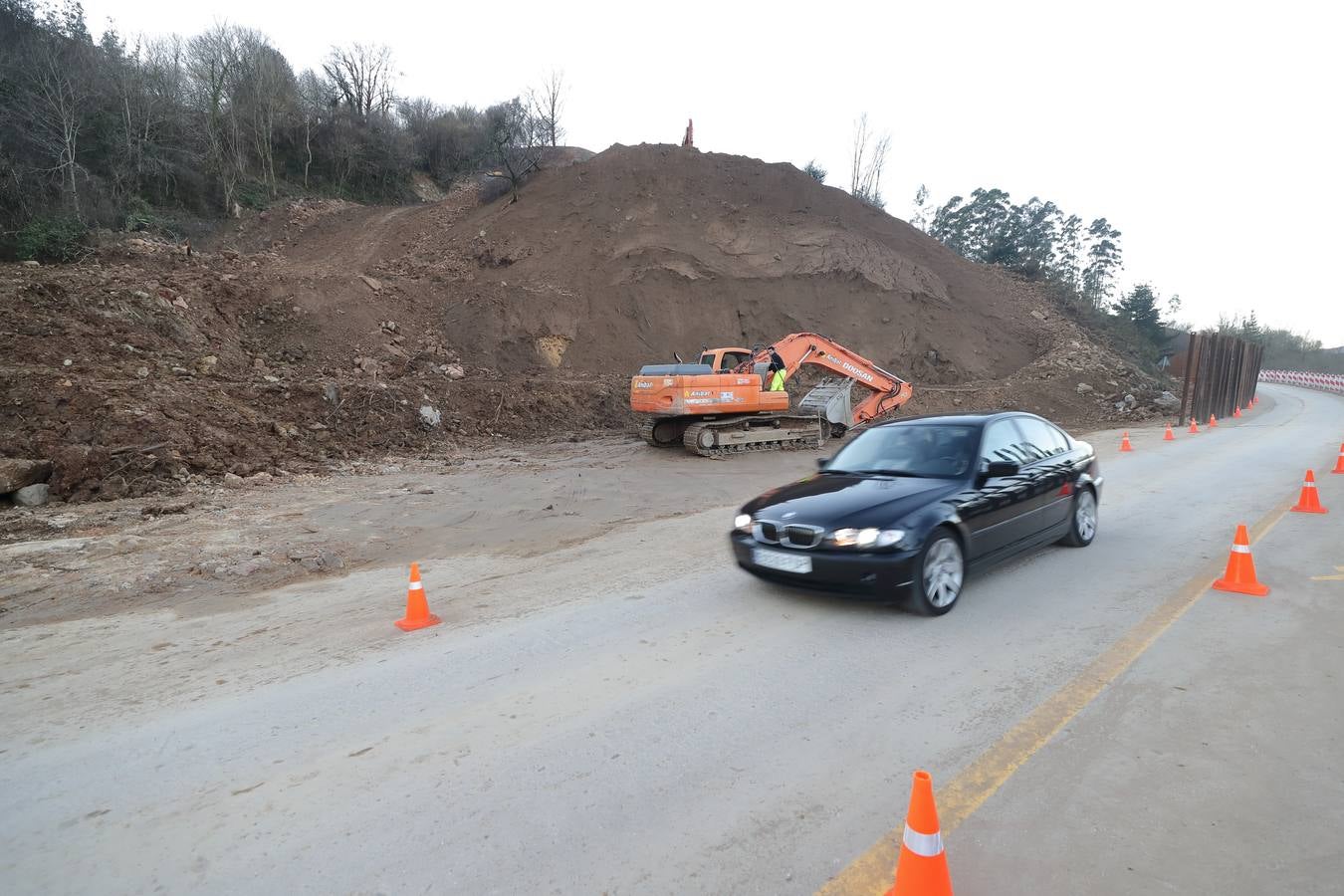 Fotos: Obras para restablecer el tráfico en la carretera afectada por el argayo de Ruente