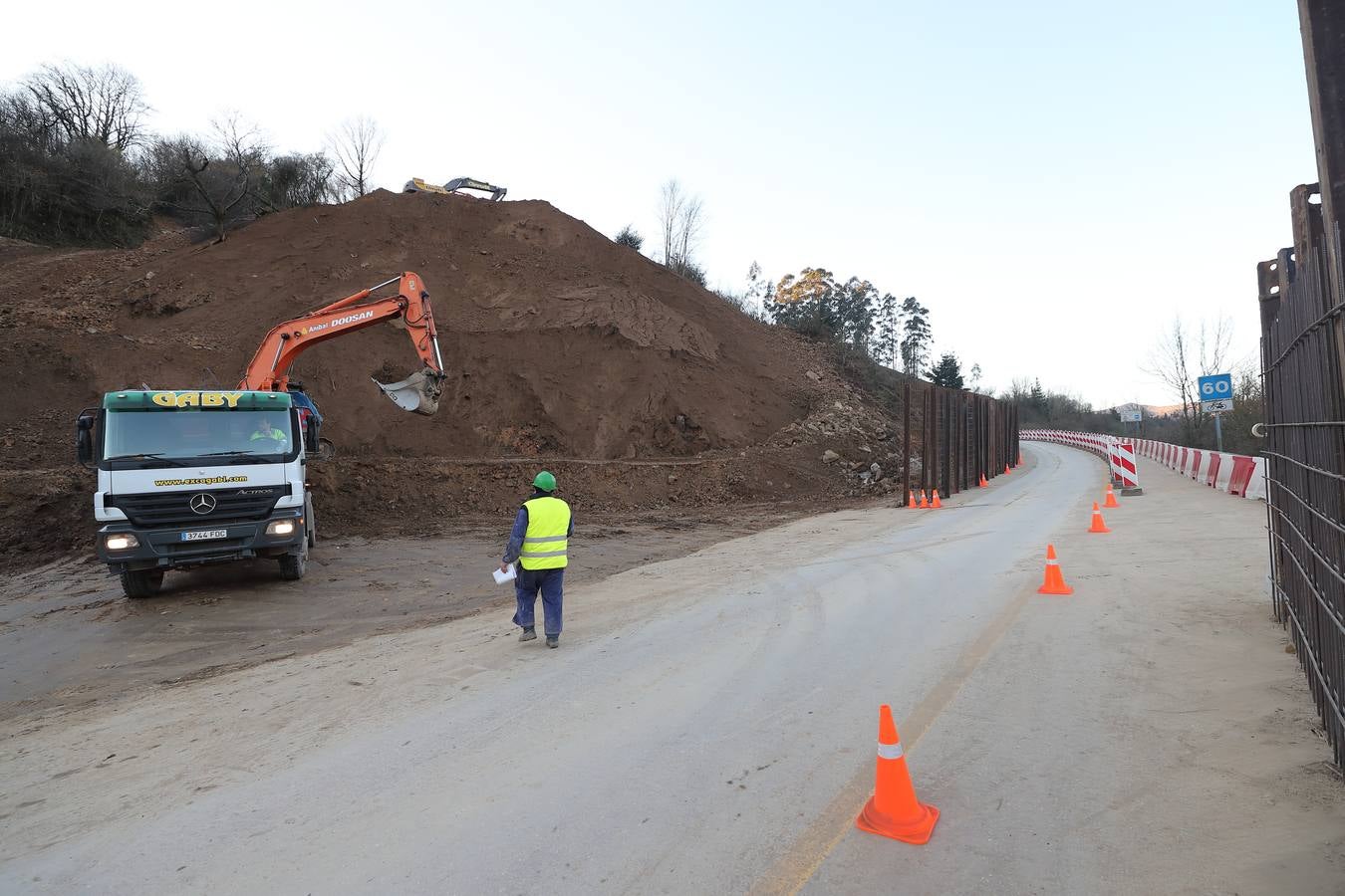 Fotos: Obras para restablecer el tráfico en la carretera afectada por el argayo de Ruente