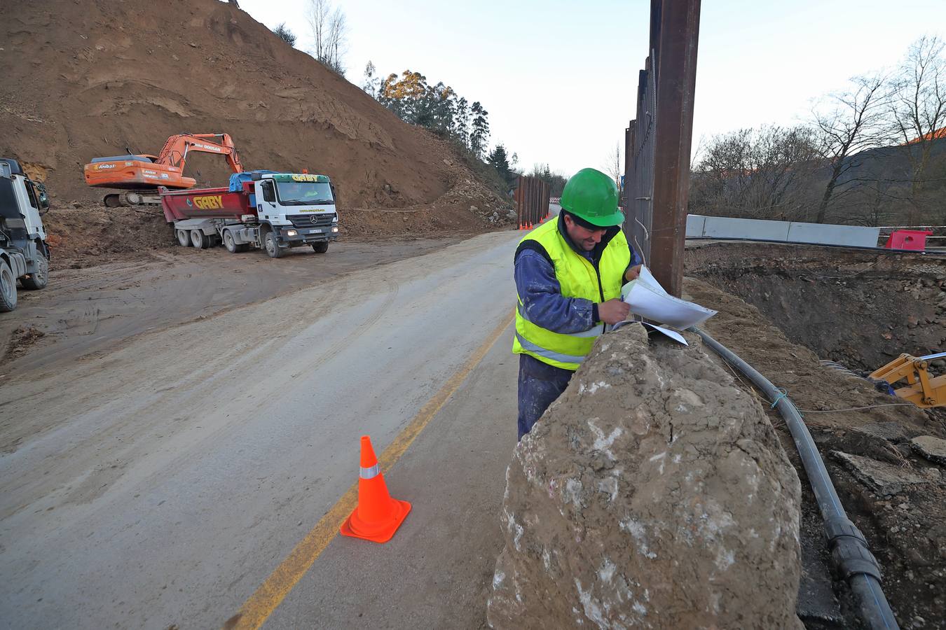 Fotos: Obras para restablecer el tráfico en la carretera afectada por el argayo de Ruente