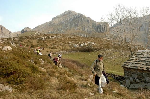 Un grupo de senderistas, por la ruta de Las Enguinzas