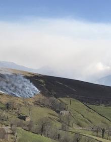 Imagen secundaria 2 - Incendios vistos desde el alto de La Braguía.