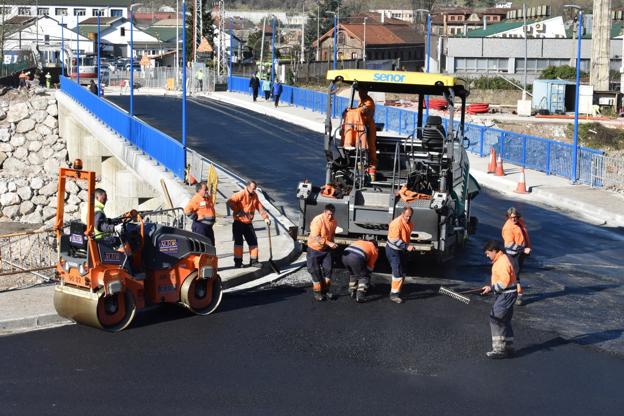 Asfaltado del nuevo puente Renero, que se abrirá al tráfico el próximo sábado 23 de febrero. 