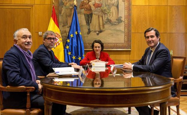 La ministra Valerio, en una reunión con sindicatos y patronal.