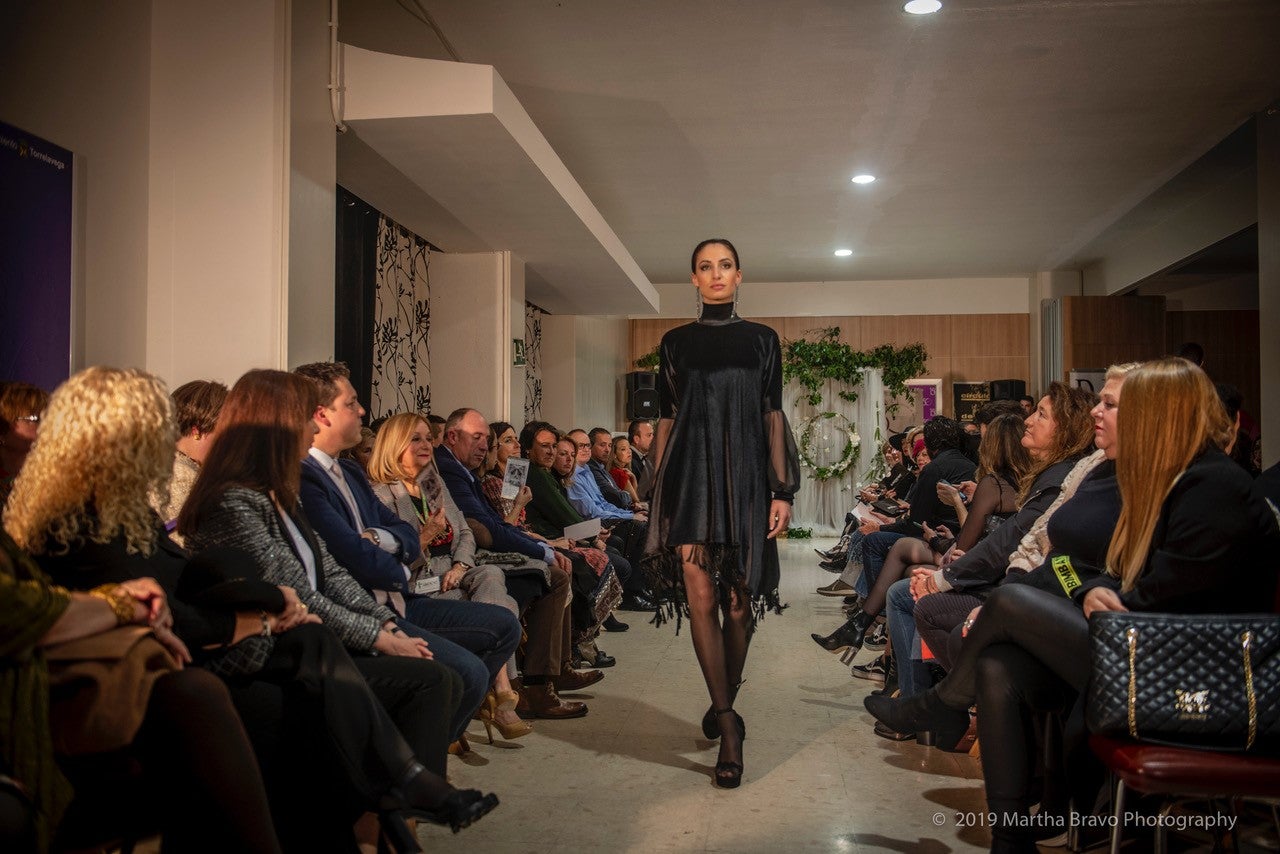 El diseñador presentó sus diseños de novia y ceremonia en un desfile solidario contra el cáncer en Torrelavega, todo un éxito de convocatoria