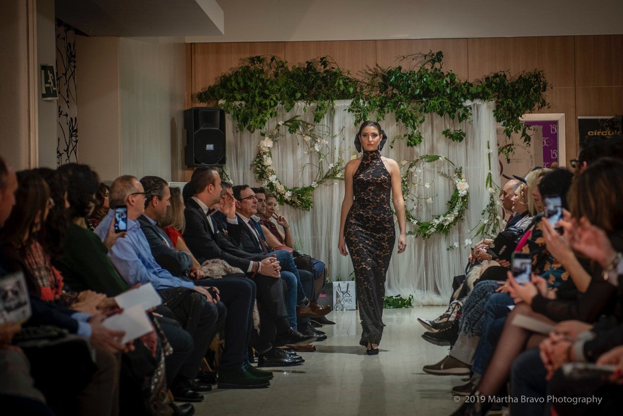 El diseñador presentó sus diseños de novia y ceremonia en un desfile solidario contra el cáncer en Torrelavega, todo un éxito de convocatoria