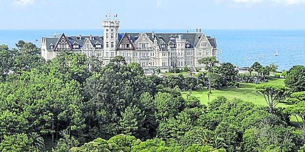 Vista aérea del Palacio de la Magdalena y de parte de los jardines que rodean la edificación, en el punto más alto de la península del mismo nombre. :: Sane