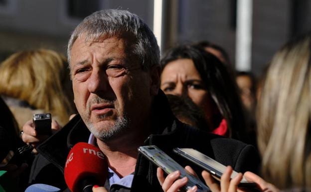 Marcos Hourmann declara a favor de la eutanasia a las puertas del Congreso, en Madrid.