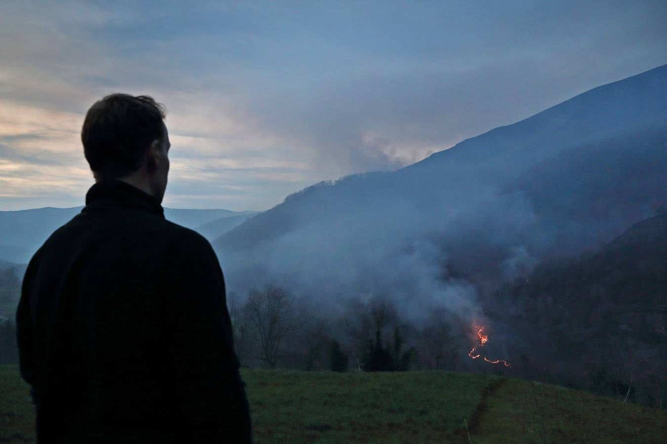 Fotos: Los incendios de Cabuérniga vistos desde el pueblo de Fresneda