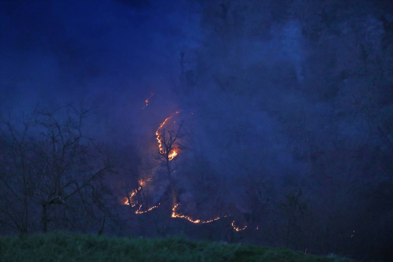 Fotos: Los incendios de Cabuérniga vistos desde el pueblo de Fresneda