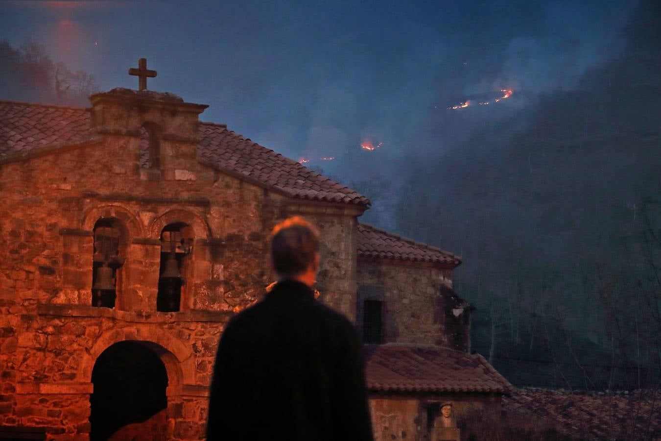 Fotos: Los incendios de Cabuérniga vistos desde el pueblo de Fresneda