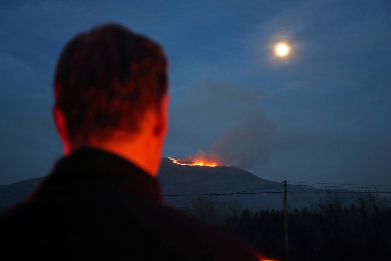 Fotos: Los incendios de Cabuérniga vistos desde el pueblo de Fresneda