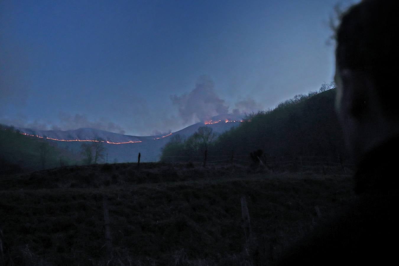 Fotos: Los incendios de Cabuérniga vistos desde el pueblo de Fresneda