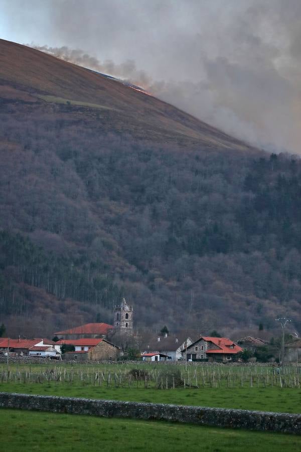 Fotos: Los incendios de Cabuérniga vistos desde el pueblo de Fresneda