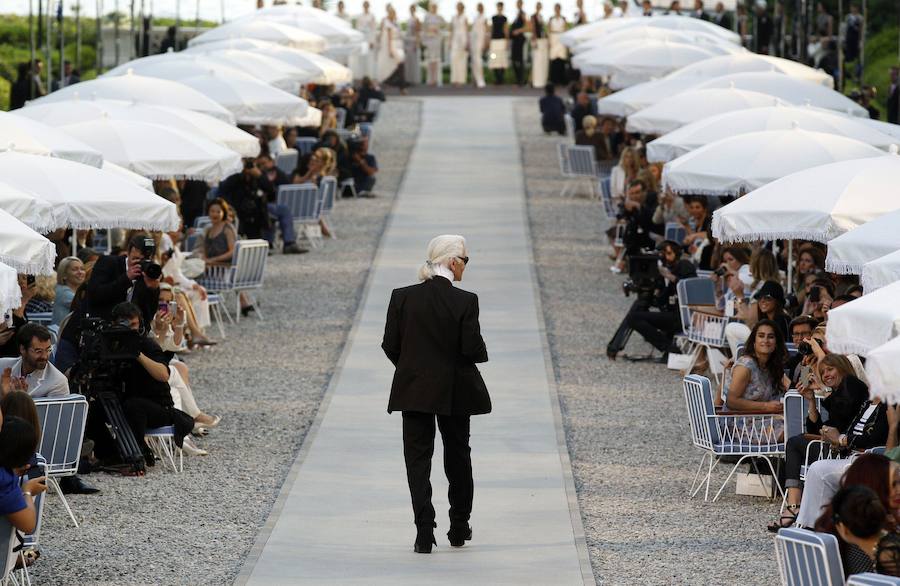 El diseñador alemán Karl Lagerfeld, conocido por haber dirigido las creaciones de la firma francesa Chanel desde 1983, ha fallecido este martes a los 85 años de edad.