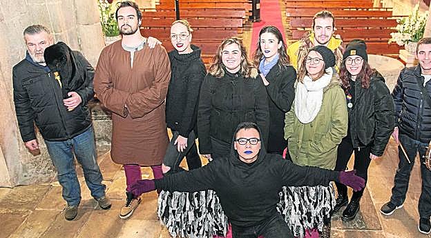 Ocho alumnos del Grado Superior de Turismo del IES Peñacastillo de Santander han coordinado la iniciativa en la que han participado otros ciclos formativos de moda y diseño .