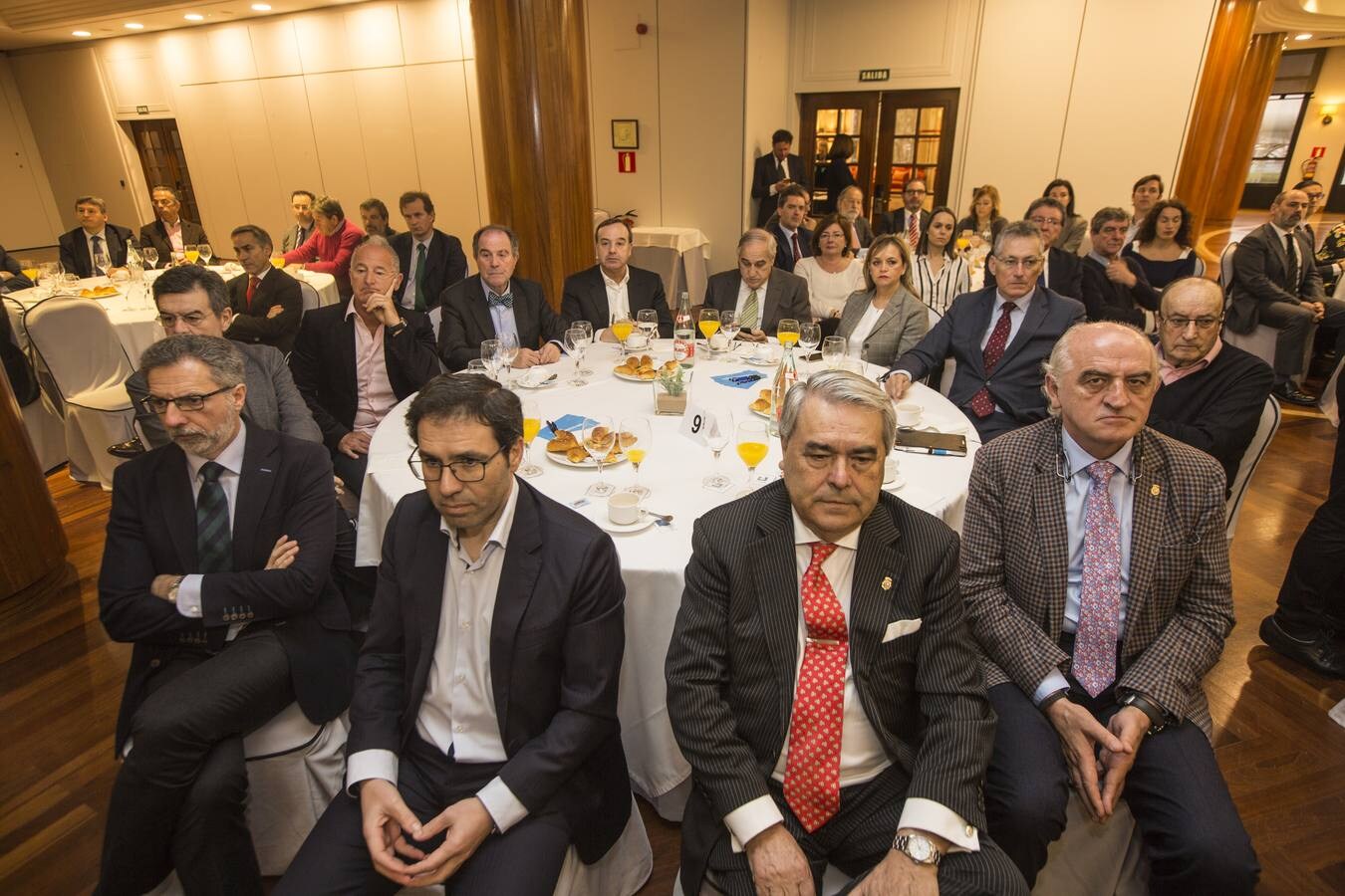 Asistentes al Foro Económico celebrado este martes en el Hotel Bahía de Santander, en el que ha intervenido Jaime González, presidente del Puerto