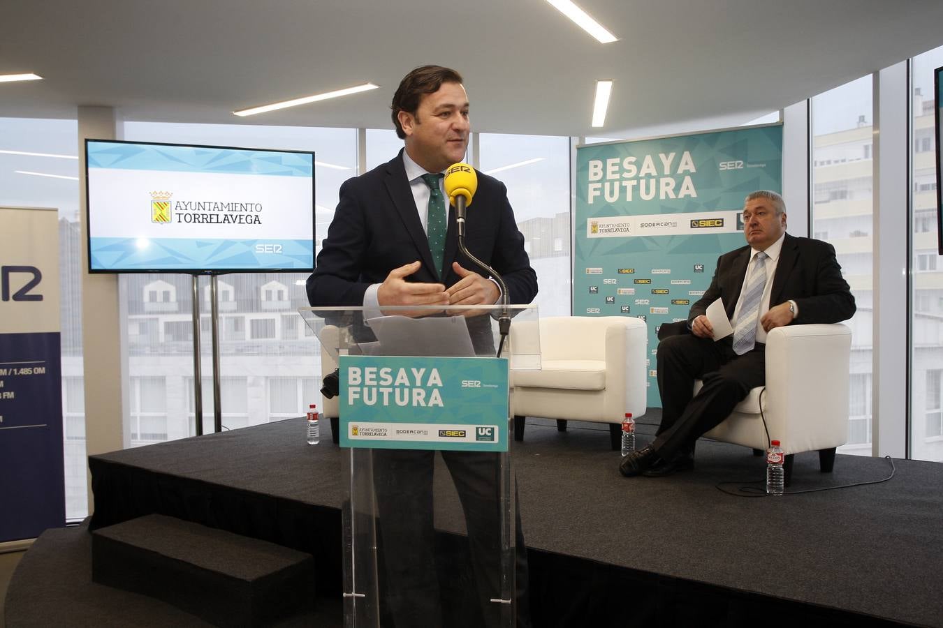 El presidente del Gobierno de Cantabria ha participado en el Encuentro Besaya Futura, celebrado en el Centro de Adultos Caligrama de Torrelavega, con una conferencia sobre 'Retos y oportunidades para la comarca'.