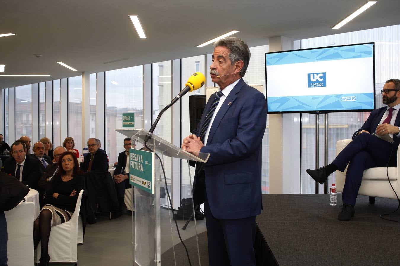 El presidente del Gobierno de Cantabria ha participado en el Encuentro Besaya Futura, celebrado en el Centro de Adultos Caligrama de Torrelavega, con una conferencia sobre 'Retos y oportunidades para la comarca'.