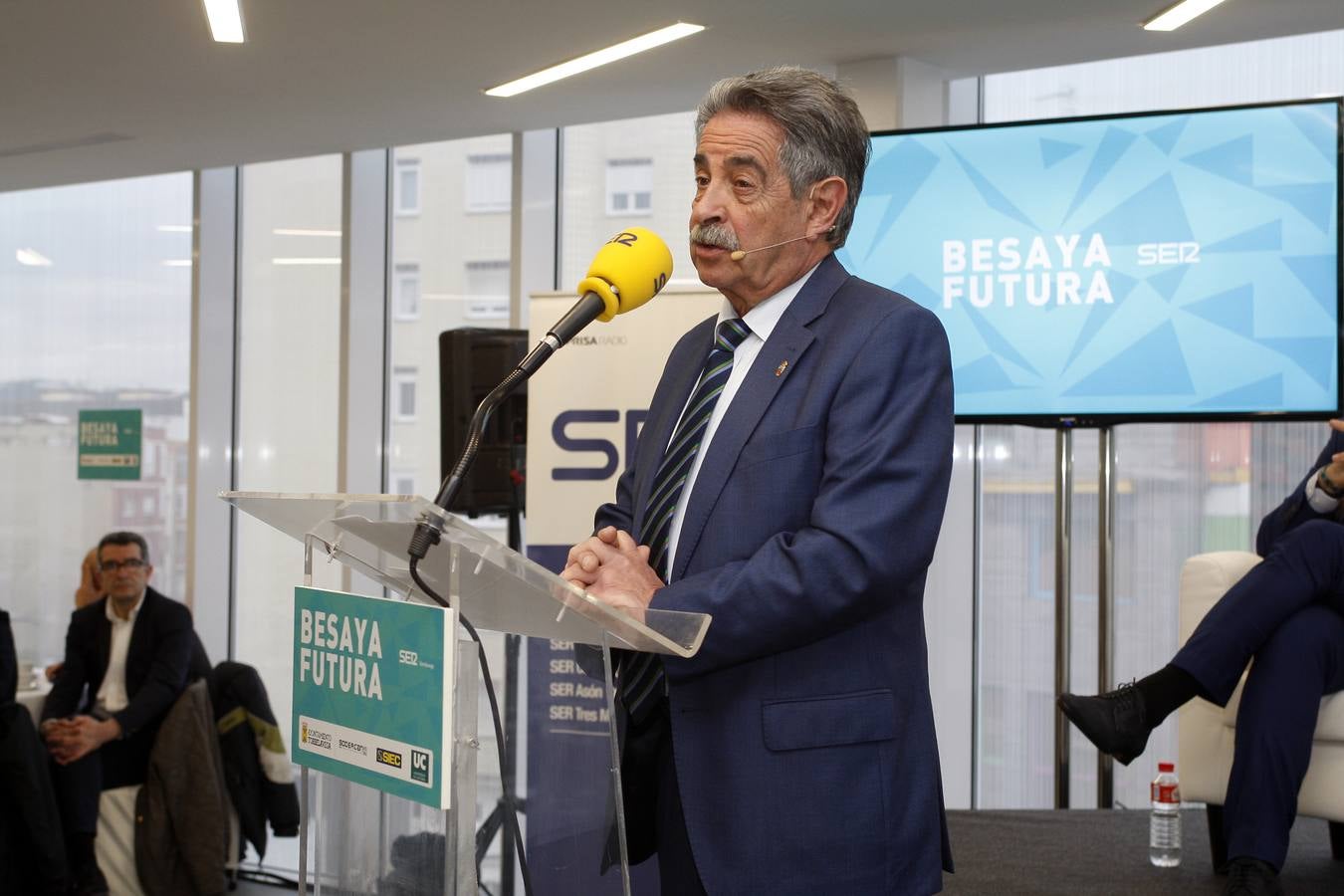 El presidente del Gobierno de Cantabria ha participado en el Encuentro Besaya Futura, celebrado en el Centro de Adultos Caligrama de Torrelavega, con una conferencia sobre 'Retos y oportunidades para la comarca'.