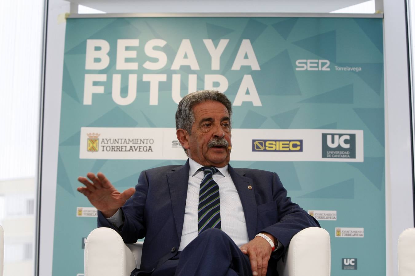 El presidente del Gobierno de Cantabria ha participado en el Encuentro Besaya Futura, celebrado en el Centro de Adultos Caligrama de Torrelavega, con una conferencia sobre 'Retos y oportunidades para la comarca'.