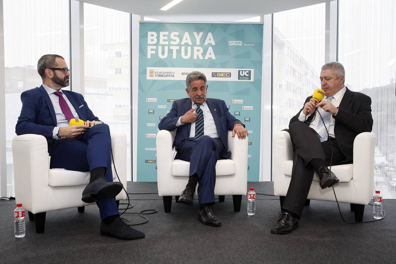 El presidente del Gobierno de Cantabria ha participado en el Encuentro Besaya Futura, celebrado en el Centro de Adultos Caligrama de Torrelavega, con una conferencia sobre 'Retos y oportunidades para la comarca'.