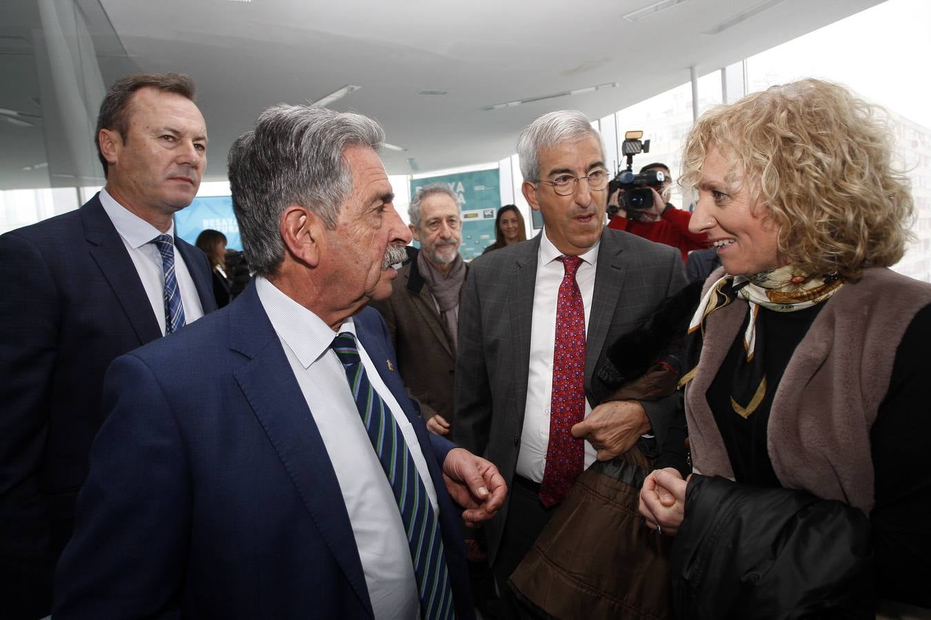 El presidente del Gobierno de Cantabria ha participado en el Encuentro Besaya Futura, celebrado en el Centro de Adultos Caligrama de Torrelavega, con una conferencia sobre 'Retos y oportunidades para la comarca'.