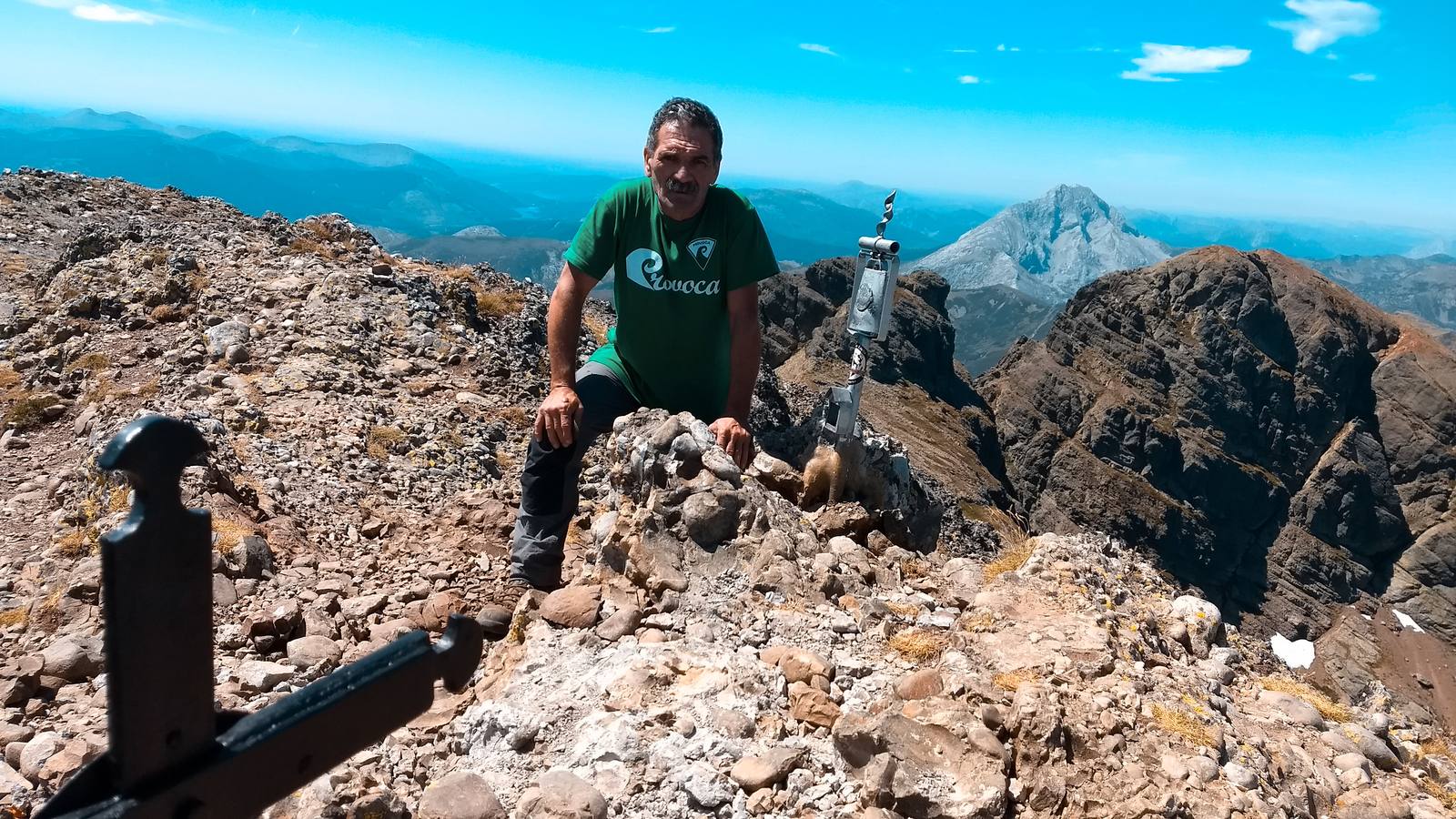 Lolo González en la cima y al fondo el Espigüete.