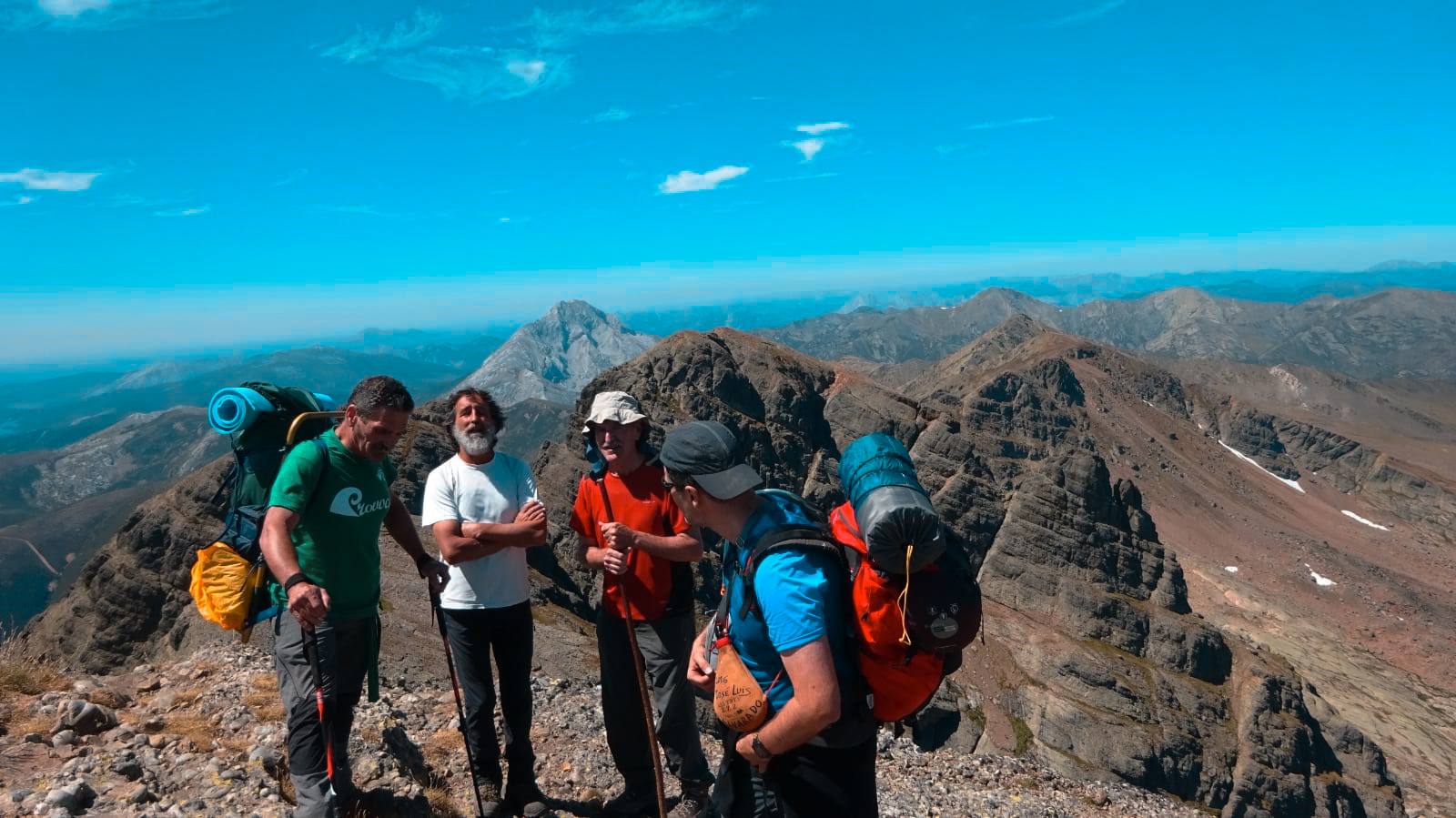 El grupo en la cima con Sotres y el Espigüete al fondo.