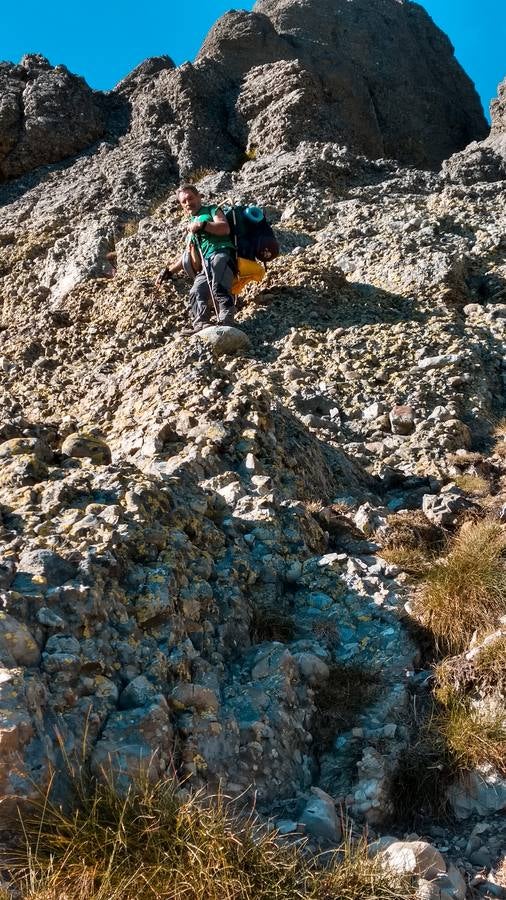 Lolo bajando el pedregal.