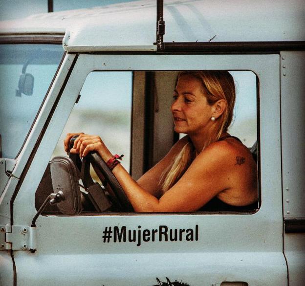 En su vehículo de trabajo, orgullosa de ser una mujer rural.