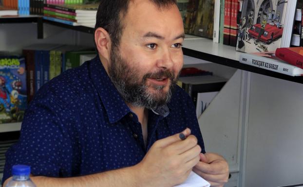 Albert Monteys, durante una firma de ejemplares en la Feria de Libros de Madrid. :