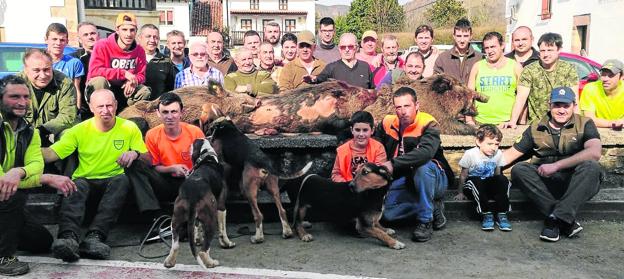 Componentes de la cuadrilla 110 de Ruente, de Jaime Molleda, con tres jabalíes cazados en Vados Norte.