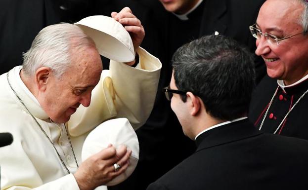 El Papa se cambia el solideo al final de la audiencia semanal en el Vaticano.