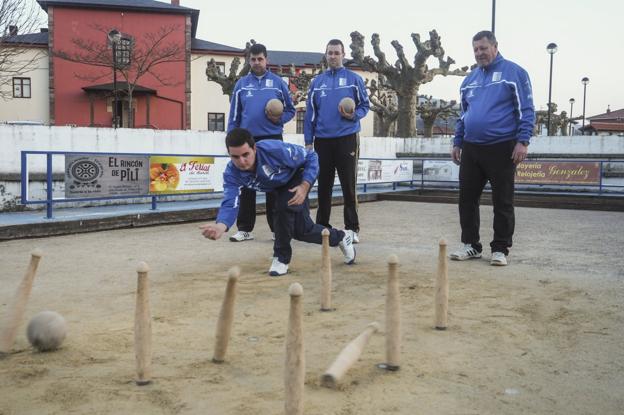 Borja Soberón, Luis Fernández y Jimmy Herguedas observan la tirada de Raúl Fernández.