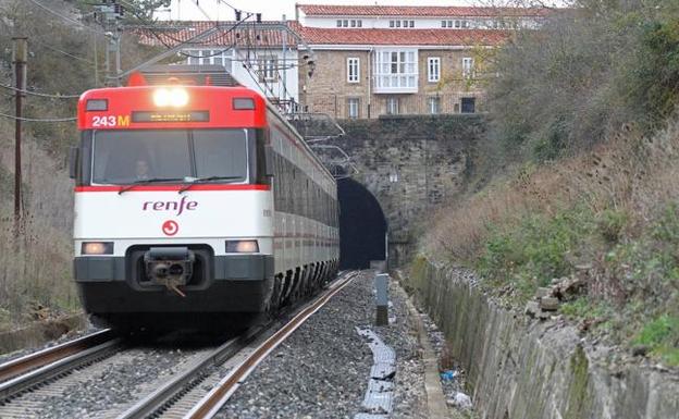 Imagen de archivo de un tren de cercanías de Renfe, saliendo de Reinosa. 