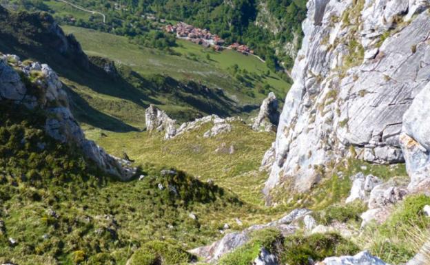 Vista del Sedo la Cruz desde el Collado la Cruz, con Tielve al fondo y El Piquín de Cotalbu asomando detrás de la roca de la derecha.