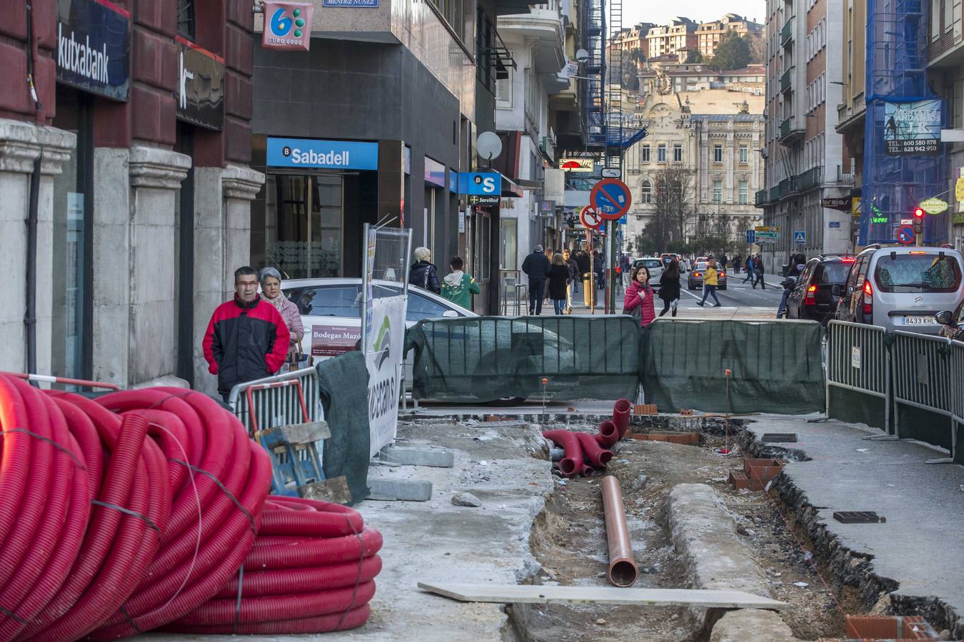 Vecinos y comerciantes encajan el impacto de las obras de la calle Isabel II, que se interrumpirán en verano para terminarlas antes de Navidad 