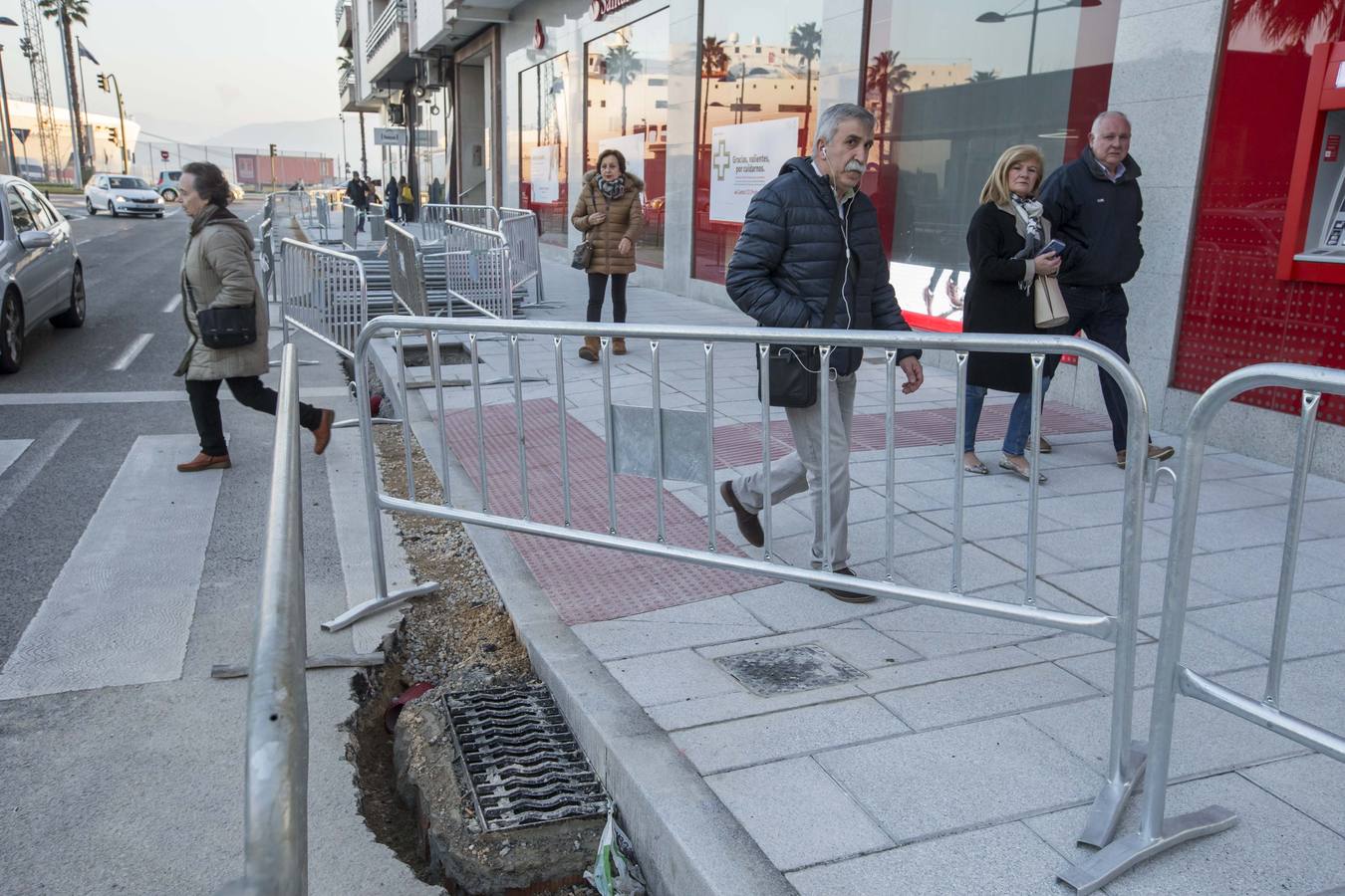 Vecinos y comerciantes encajan el impacto de las obras de la calle Isabel II, que se interrumpirán en verano para terminarlas antes de Navidad 