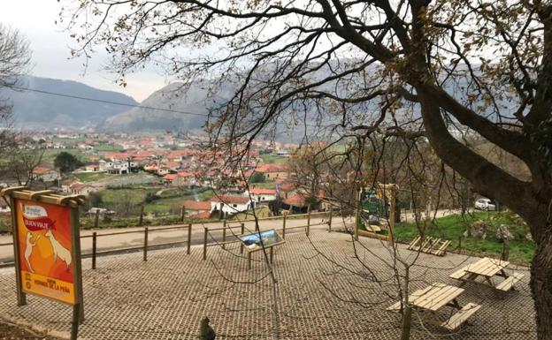 Aspecto que presentaba el parque y mirador de Tarriba antes del destrozo del mobiliario rústico. 