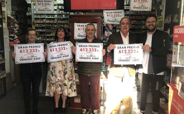 Gonzalo Del Rivero, con su equipo, en la administración de lotería de Primero de Mayo.